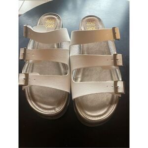 Jane and the Shoe Sandals